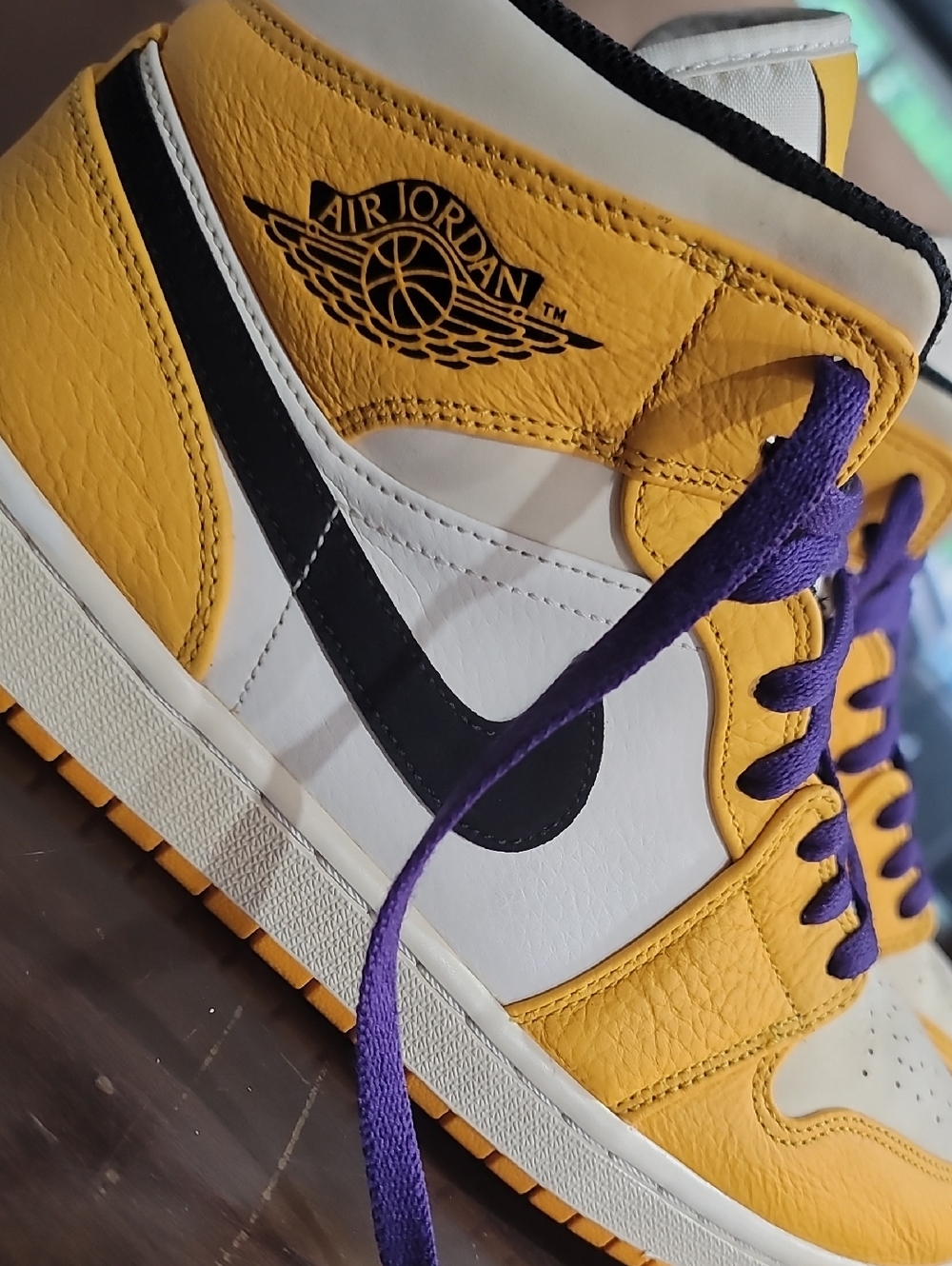 Nike Air Jordan 1 Mid SE Lakers "University Gold/Court Purple"Mens 9.5 - Picture 15 of 15